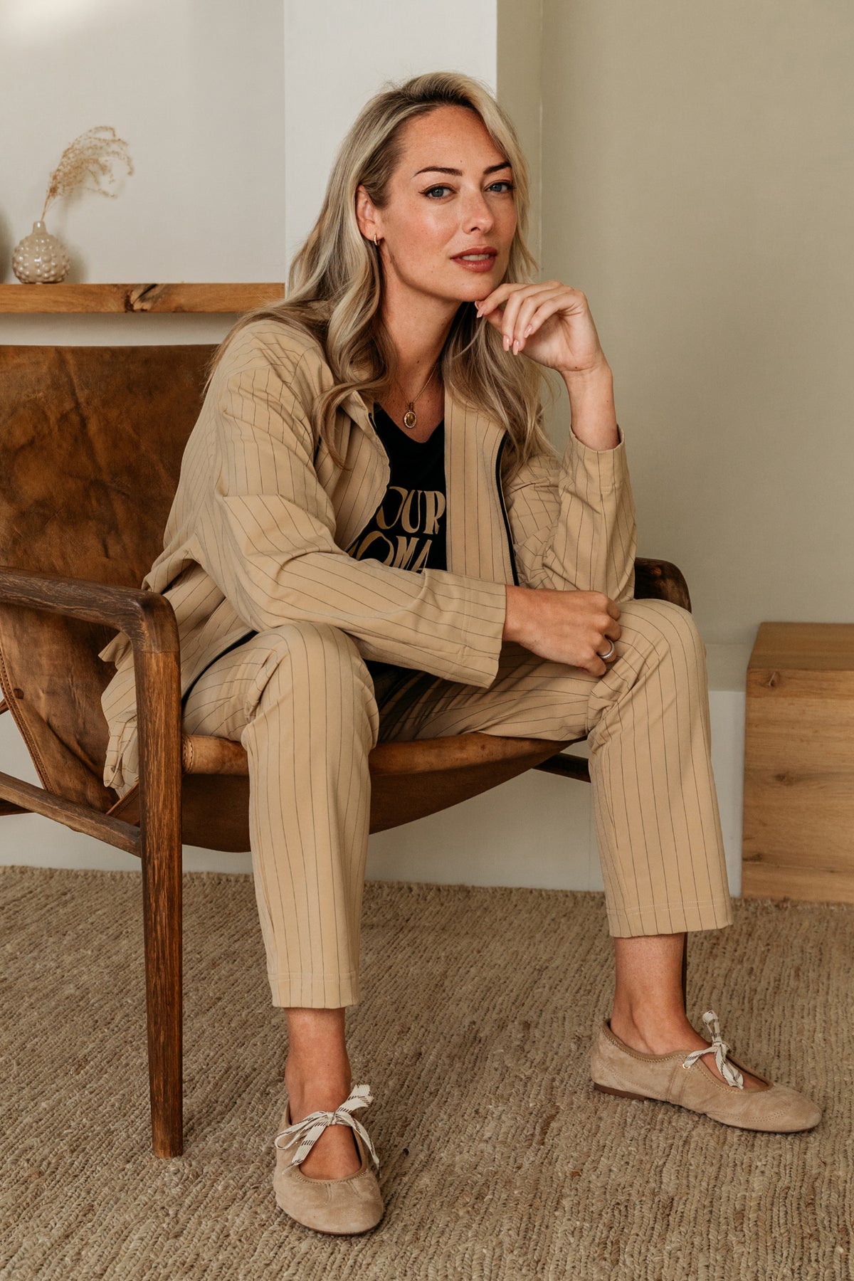 Zwarte en witte gestreepte reisbroek Posie Stripe Sunset van &Co woman, met elastische taille en comfortabele pasvorm.