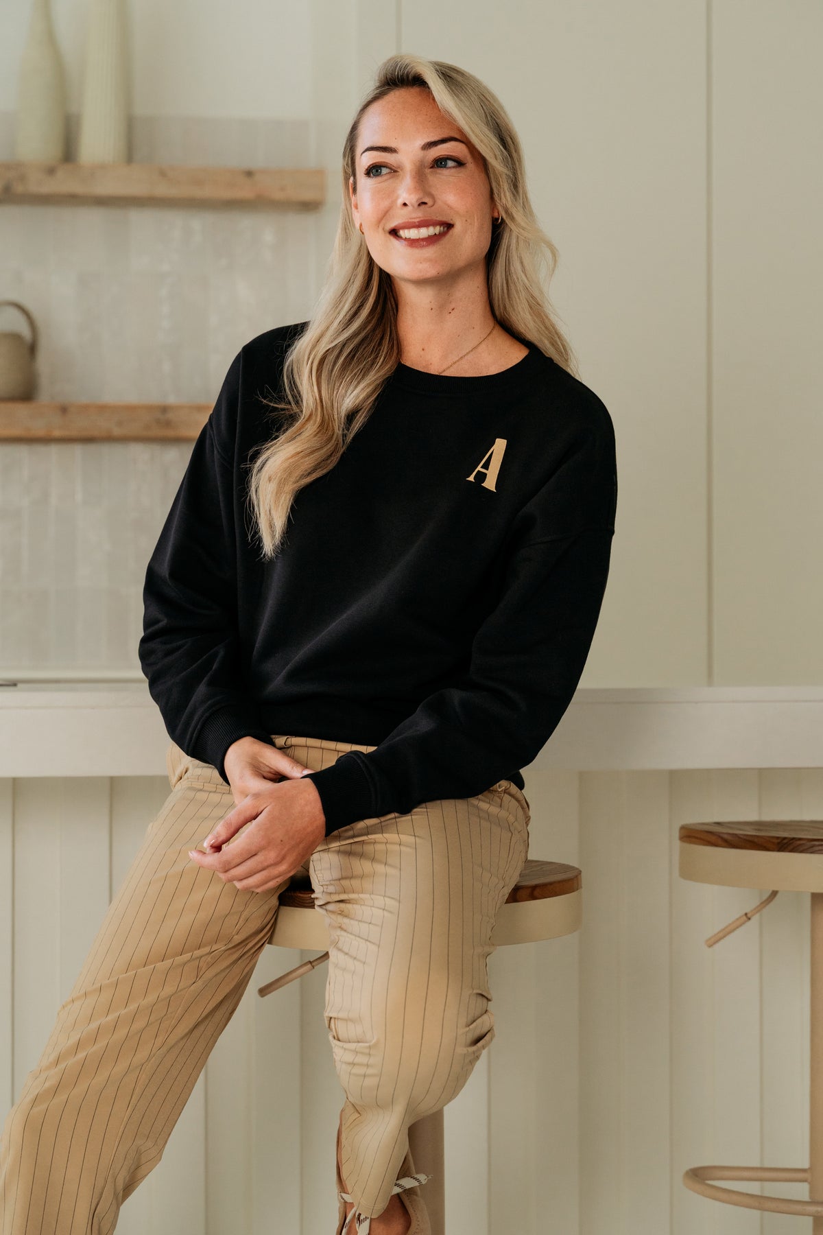 Lichtgewicht reisbroek voor dames van &Co woman met streeppatroon in sunsetkleuren, comfortabel en stijlvol voor reizen.