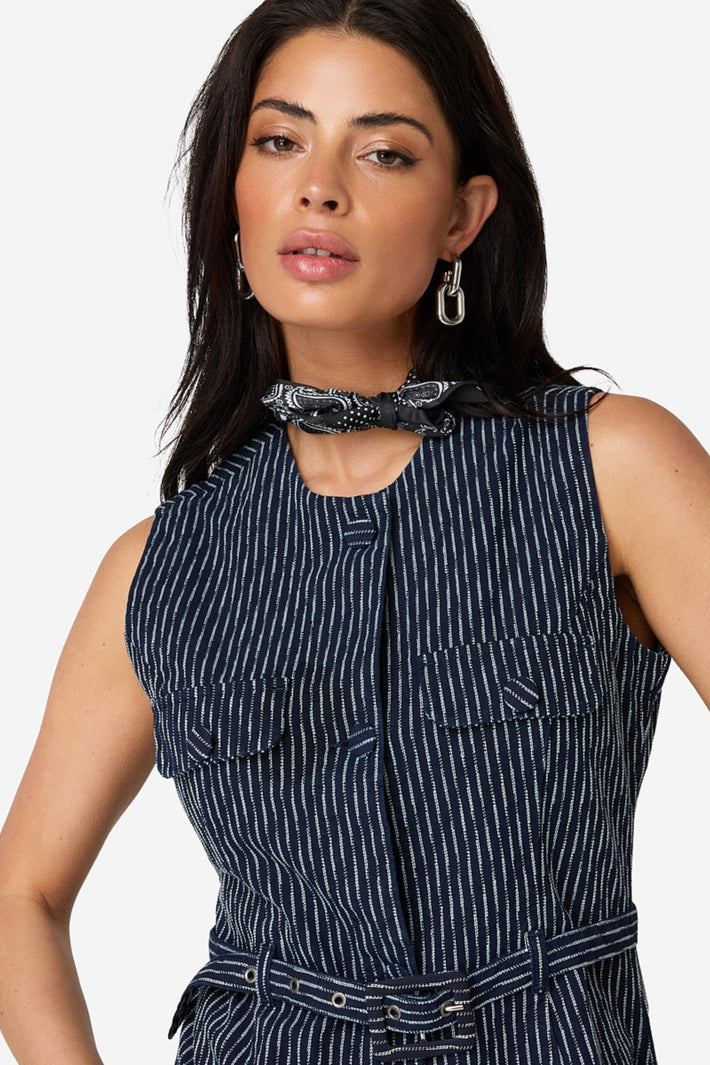 Ibana Top Trisia met krijtstreepjes, lichtgewicht en casual, gedragen door een model met een rechte pasvorm.