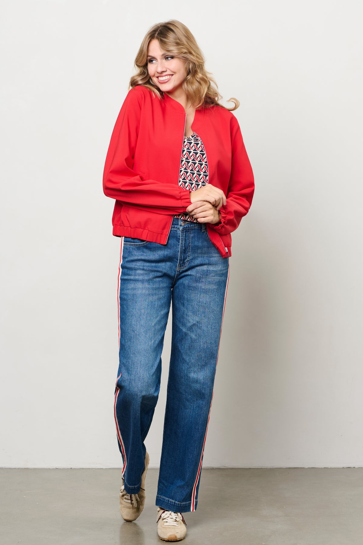 Donkerblauwe jeans Jianna Dark Denim van &Co woman, getailleerd model met klassieke denim details, zichtbaar op de foto.