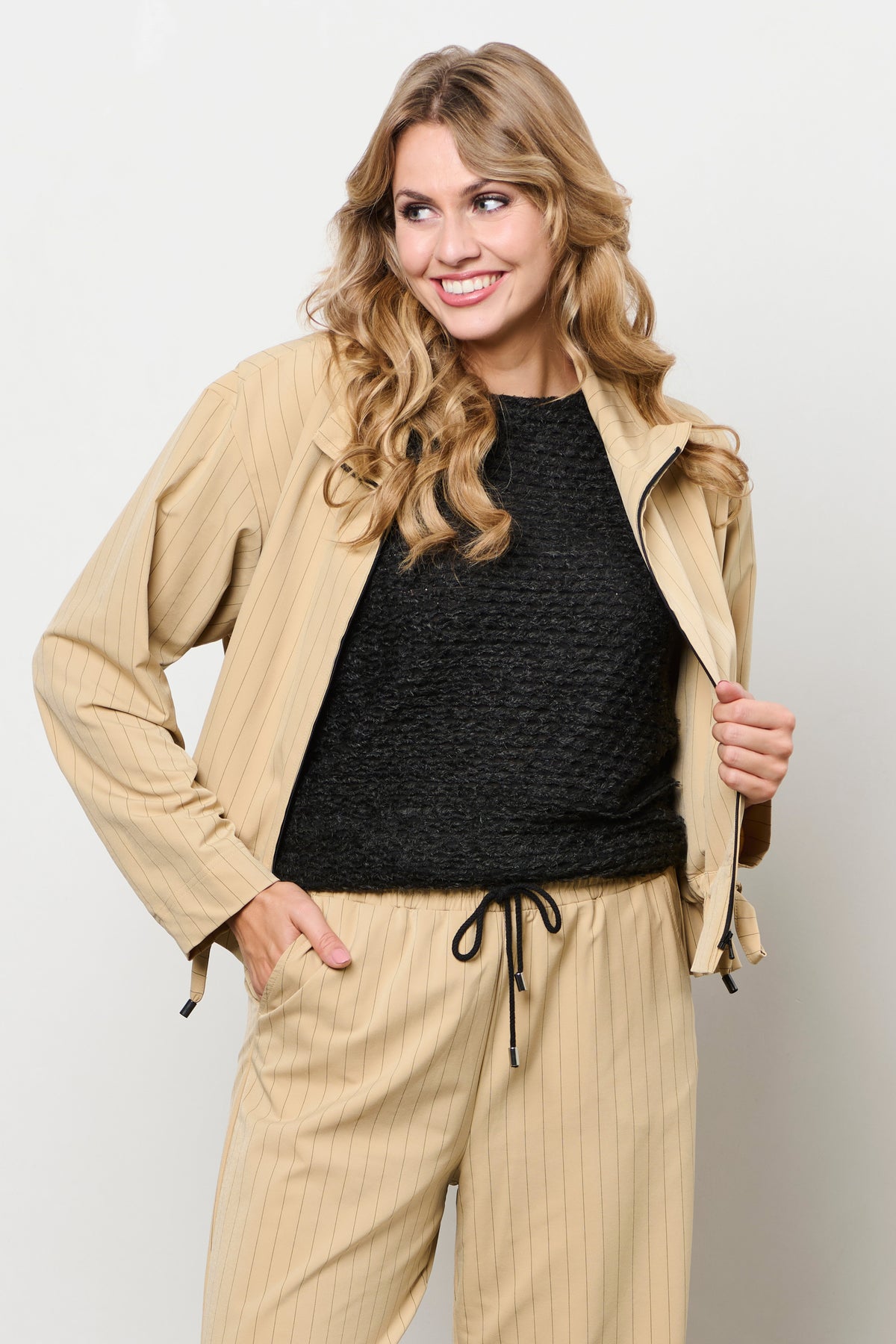 Reisjacke van &Co woman, Paiva Stripe Sunset, met gestreept patroon en comfortabele pasvorm, op een model gedragen.