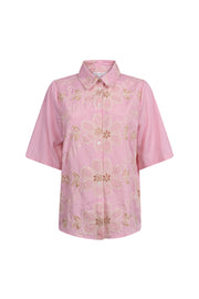 Roze blouse met borduursel van Tramontana, model Embro Pink C51-20-301, getoond met close-up van details en stoftextuur