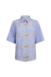 Blouse Embro Breezy Blue van Tramontana, lichtblauwe blouse met geborduurde details, gedragen door een model.