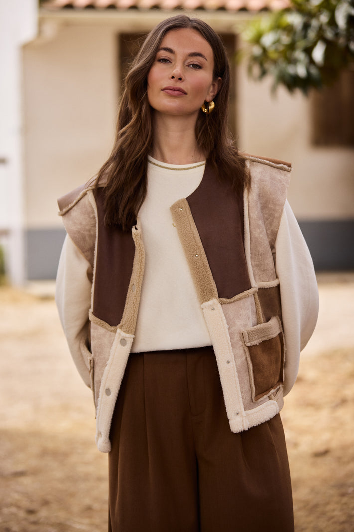 Offwhite trui Ollie van Nukus met rechte pasvorm en ronde hals, gedragen door een model.