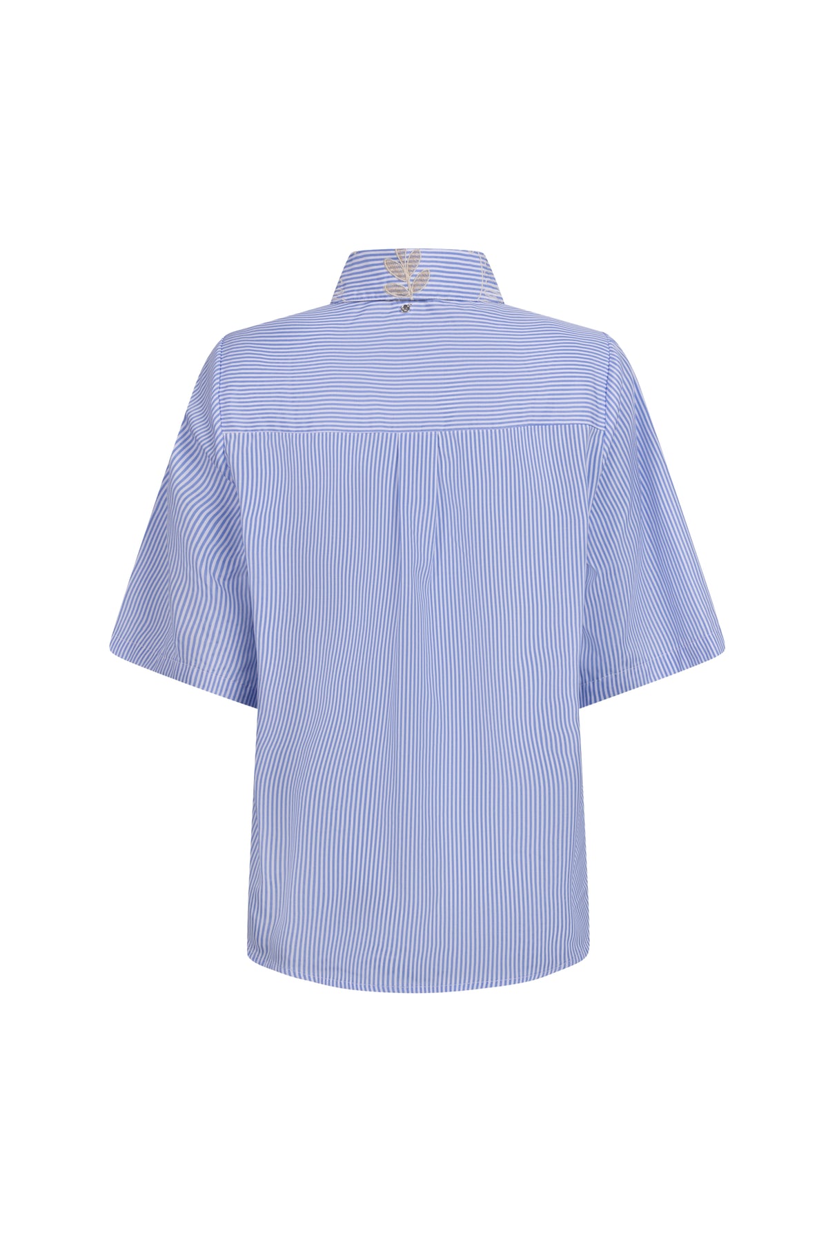 Blouse Embro Breezy Blue van Tramontana, lichtblauwe blouse met geborduurde details, overzichtelijk en luchtig uiterlijk.