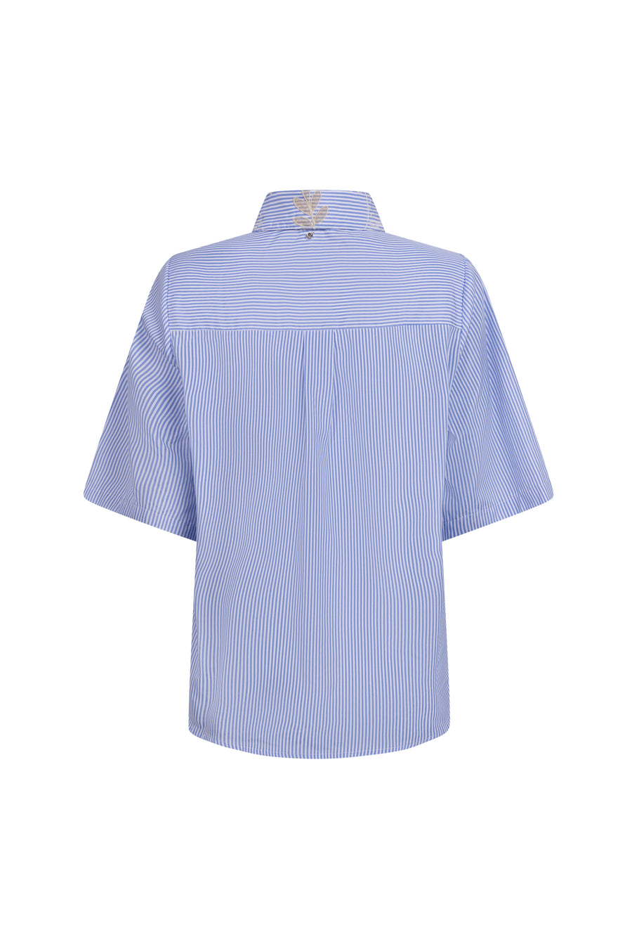 Blouse Embro Breezy Blue van Tramontana, lichtblauwe blouse met geborduurde details, overzichtelijk en luchtig uiterlijk.