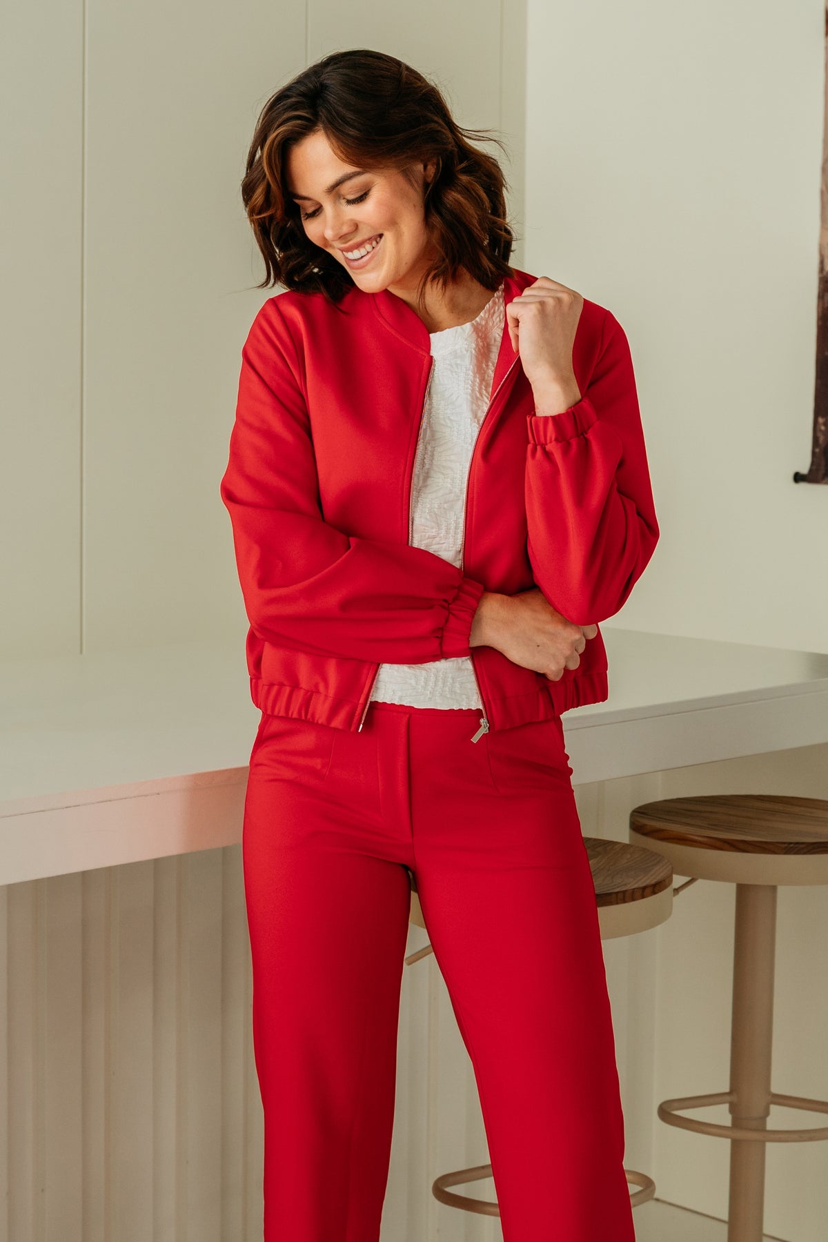 Roze Posie Red PA423 broek voor dames van &Co woman, met een losse pasvorm en comfortabele stof, gezien van voren.