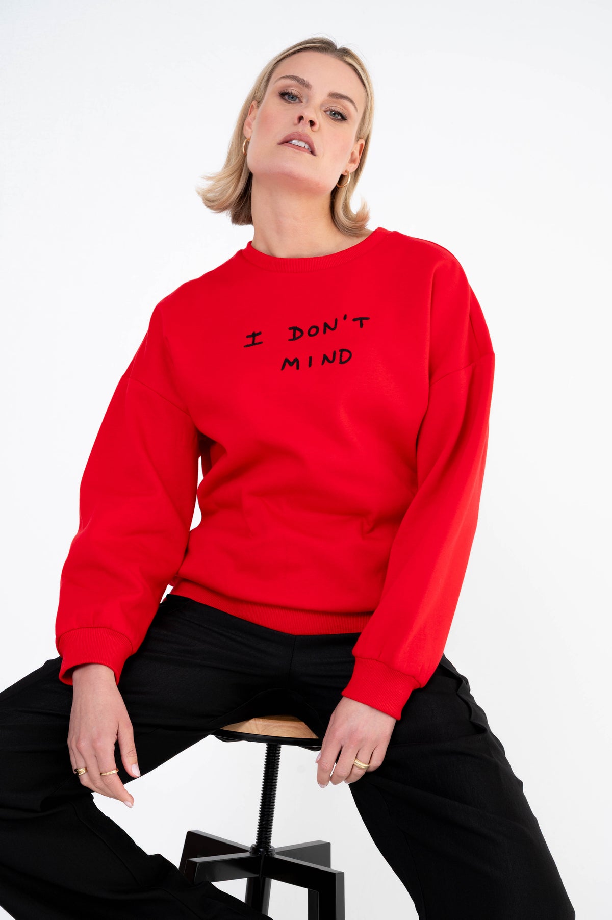 Rode Maicazz & Zizo Pandora sweater met zachte stof en ronde hals, gedragen door een persoon in een huiselijke setting