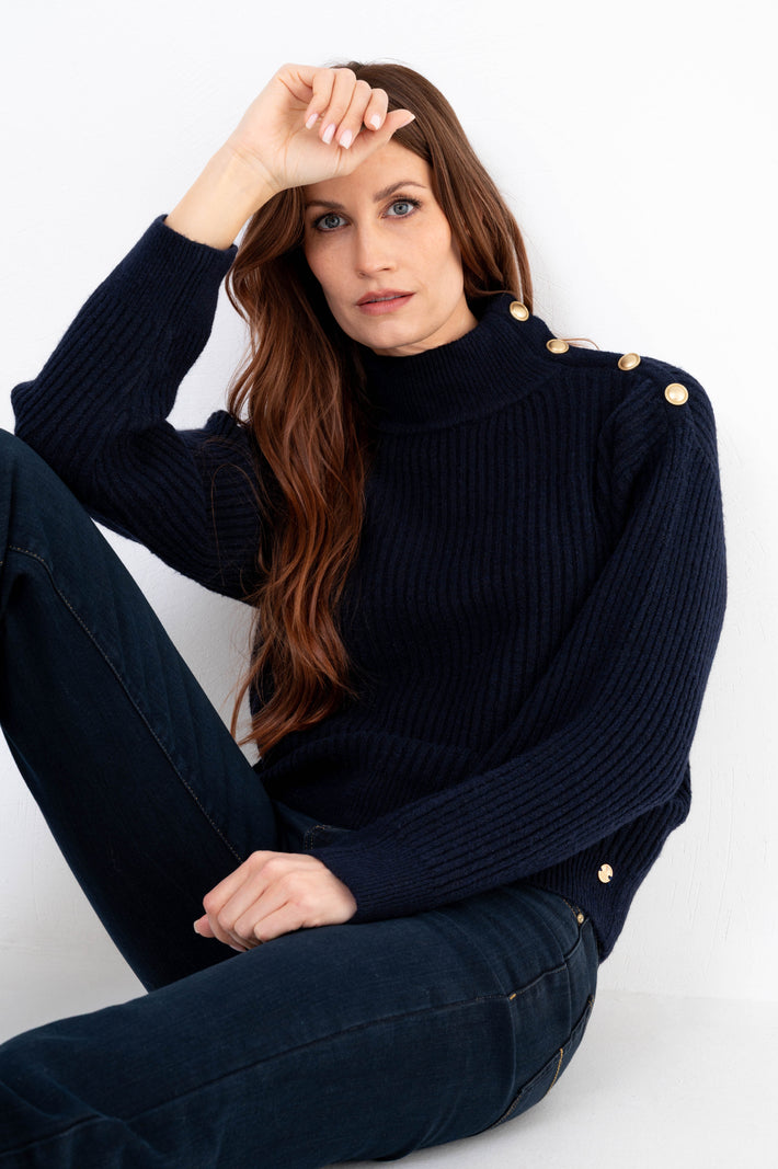 Donkere navy trui van Maicazz & Zizo met ronde hals en lange mouwen, gedragen door een model.