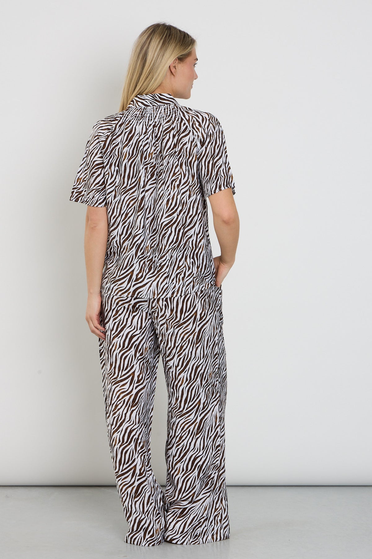 Witte broek van Freequent Fqmele Brilliant White, casual stijl, zichtbaar op de foto.