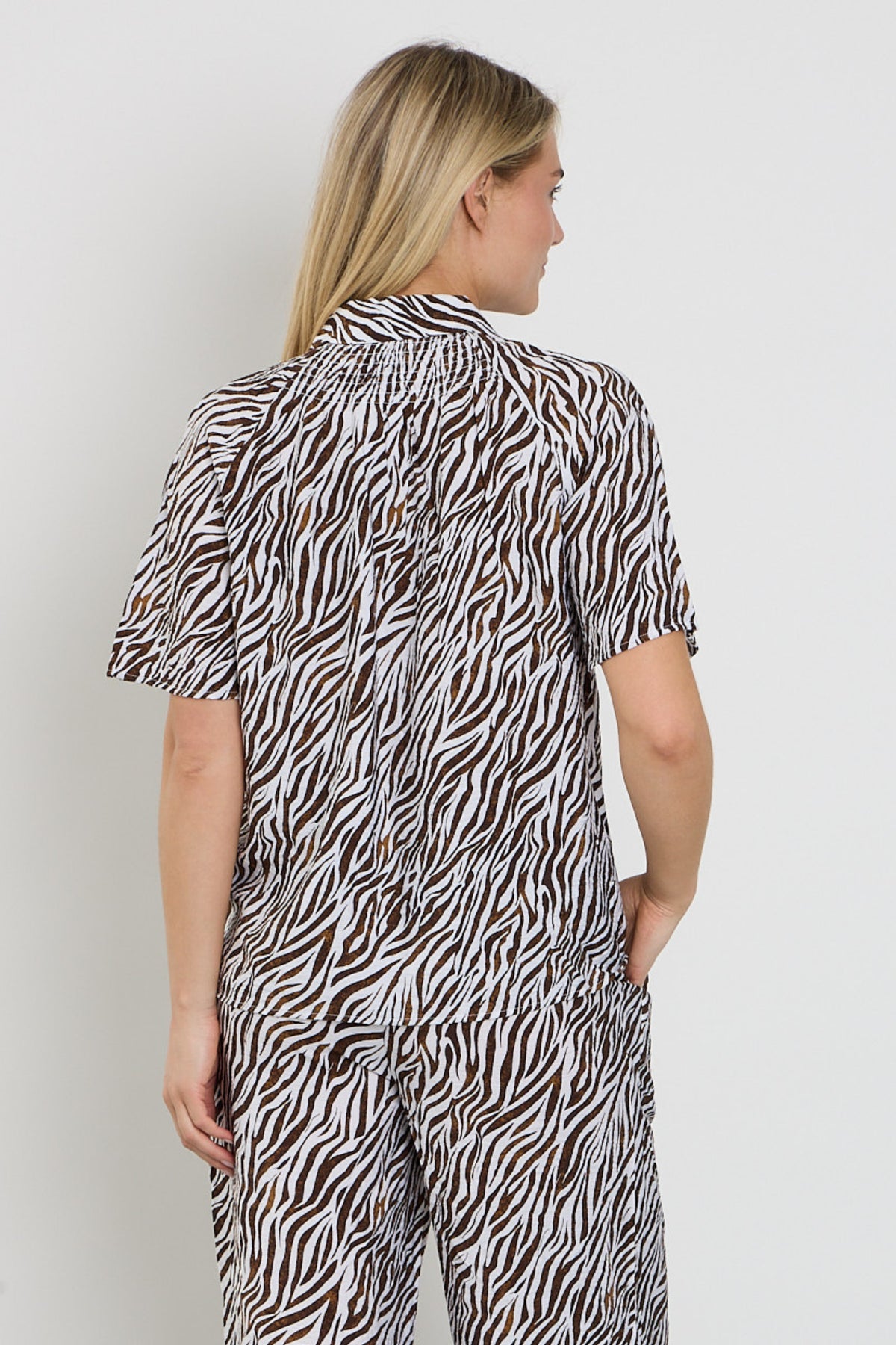 Witte blouse van Freequent met koffieboonprint, stijlvolle blouse met korte mouwen en ronde hals, perfect voor casual en zakelijke gelegenheden.