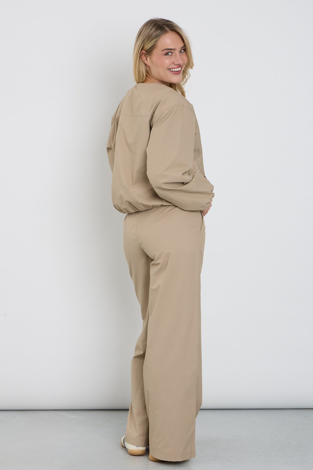 Zilveren minkkleurige broek van Freequent Fqcana Silver Mink 207408, recht model met comfortabele pasvorm.