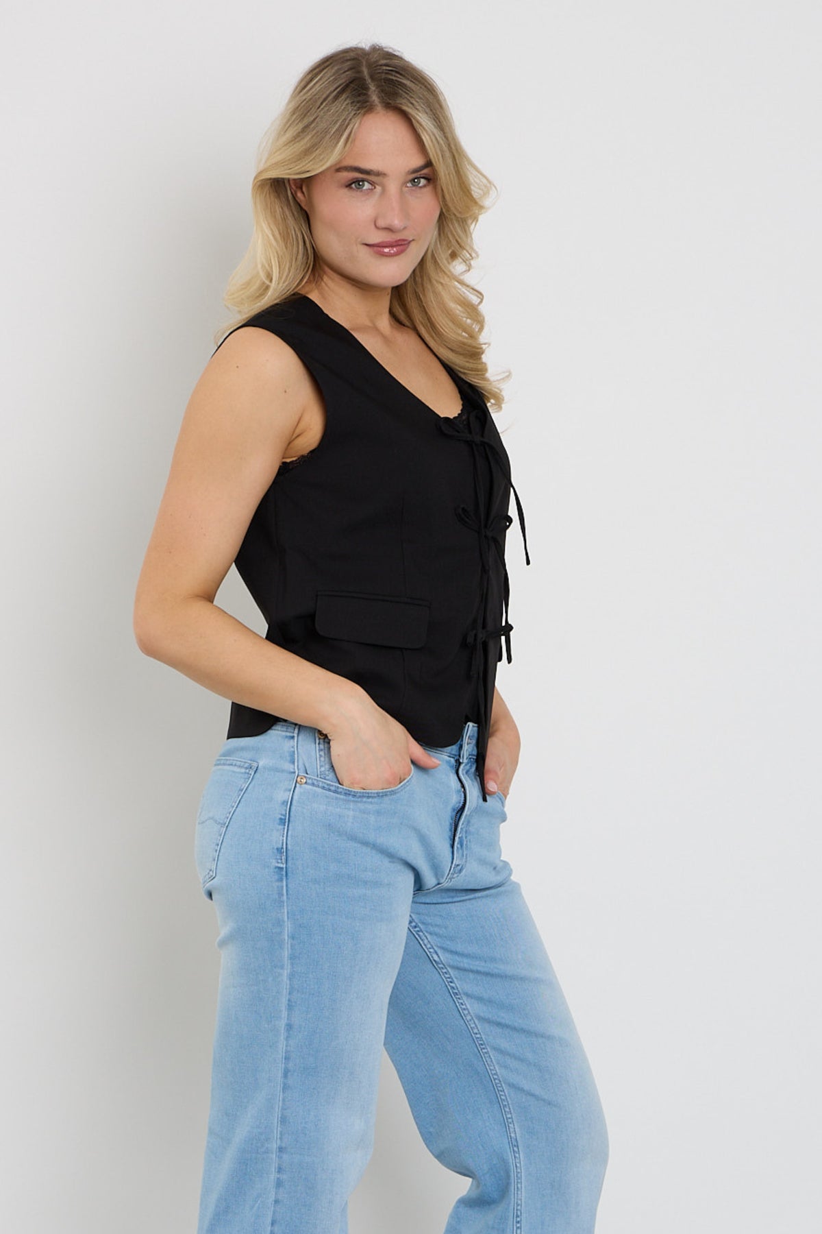 Zwart Freequent Gilet Fqmaeve 208189 met rits en kraag, gedragen door een model, close-up van de stof en pasvorm.