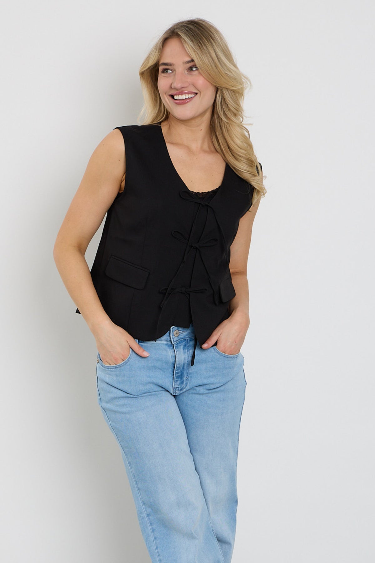 Zwart gilet Fqmaeve van Freequent, close-up van de stijlvolle, geknoopte voorkant en zachte stof.
