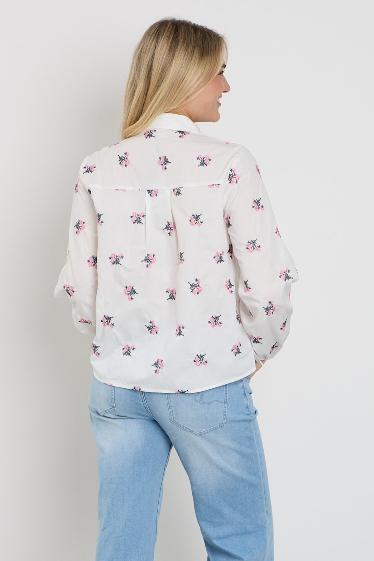 Offwhite blouse Fqleila Star van Freequent met bloemenprint en lange mouwen, gedragen door een model.