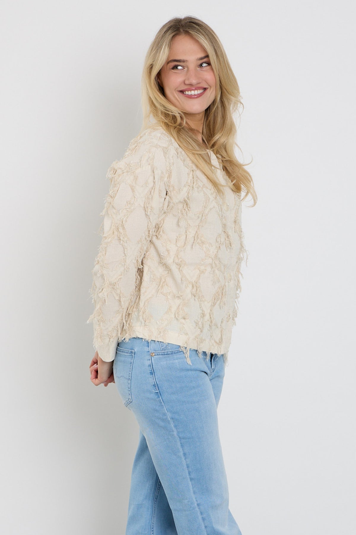 Vrijetijdsjacket Freequent Fqfolly Moonbeam Melange met capuchon en ritssluiting, close-up van de textuur en details van de jas