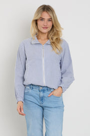 Donkere navy blazer van Freequent met sterrenpatroon en offwhite details, stijlvolle jack voor dames, getoond op model.