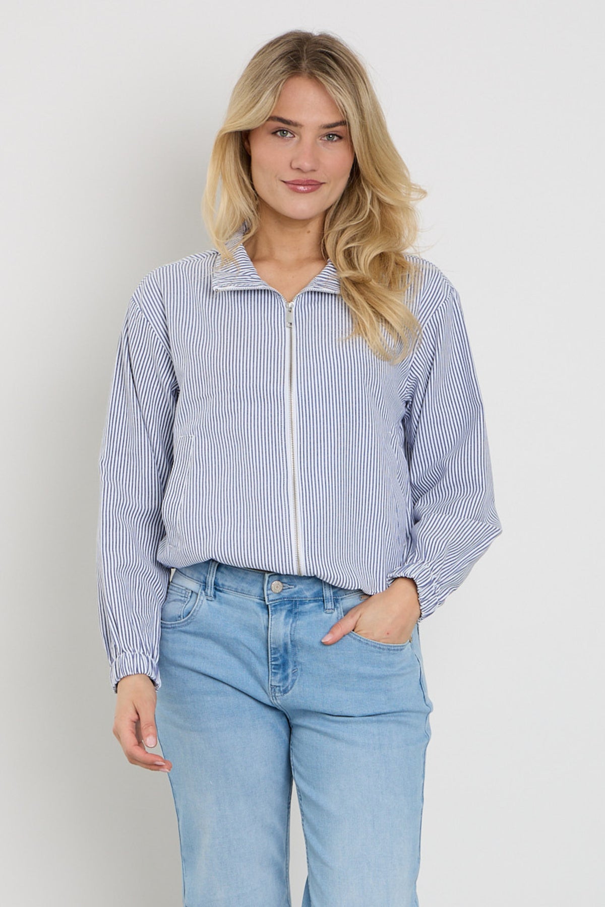 Donkere navy blazer van Freequent met sterrenpatroon en offwhite details, stijlvolle jack voor dames, getoond op model.