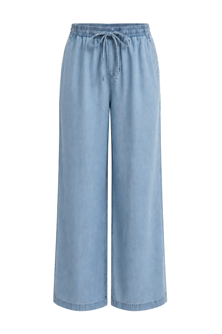 Lady Day Matilde Chambray broek, lichtblauwe casual damesbroek met elastische taille en comfortabele pasvorm.