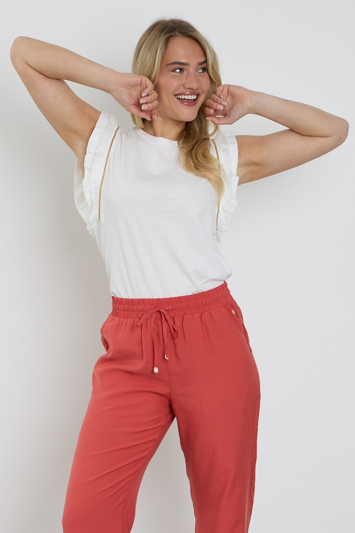 Elvira Casuals Top Dominique in ecru, lichte katoenen top met ronde hals en korte mouwen, casual en comfortabel.