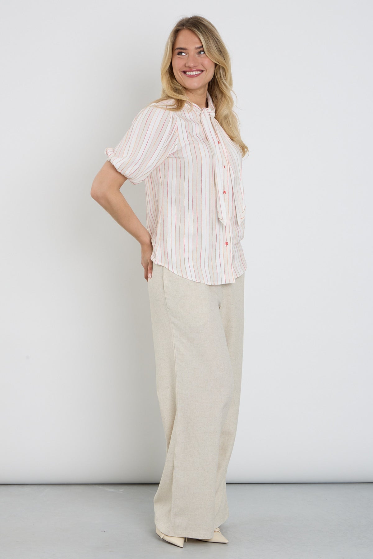 Elvira Casuals Amelia Creme broek met comfortabele pasvorm en crèmekleurig stof, geschikt voor casual en stijlvolle outfits