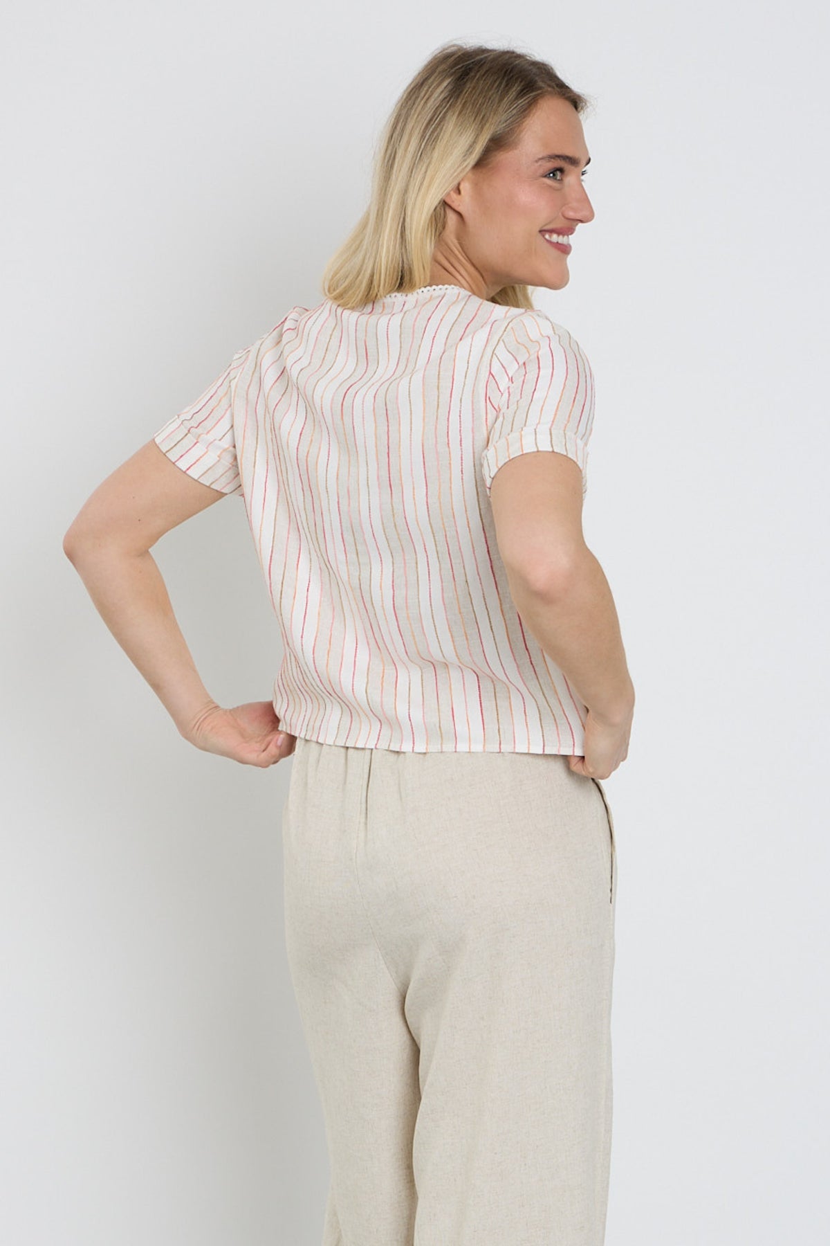 Licht blauwe en witte gestreepte linnen blouse Silvia van Elvira Casuals, casual damesmode, close-up van de stof en pasvorm