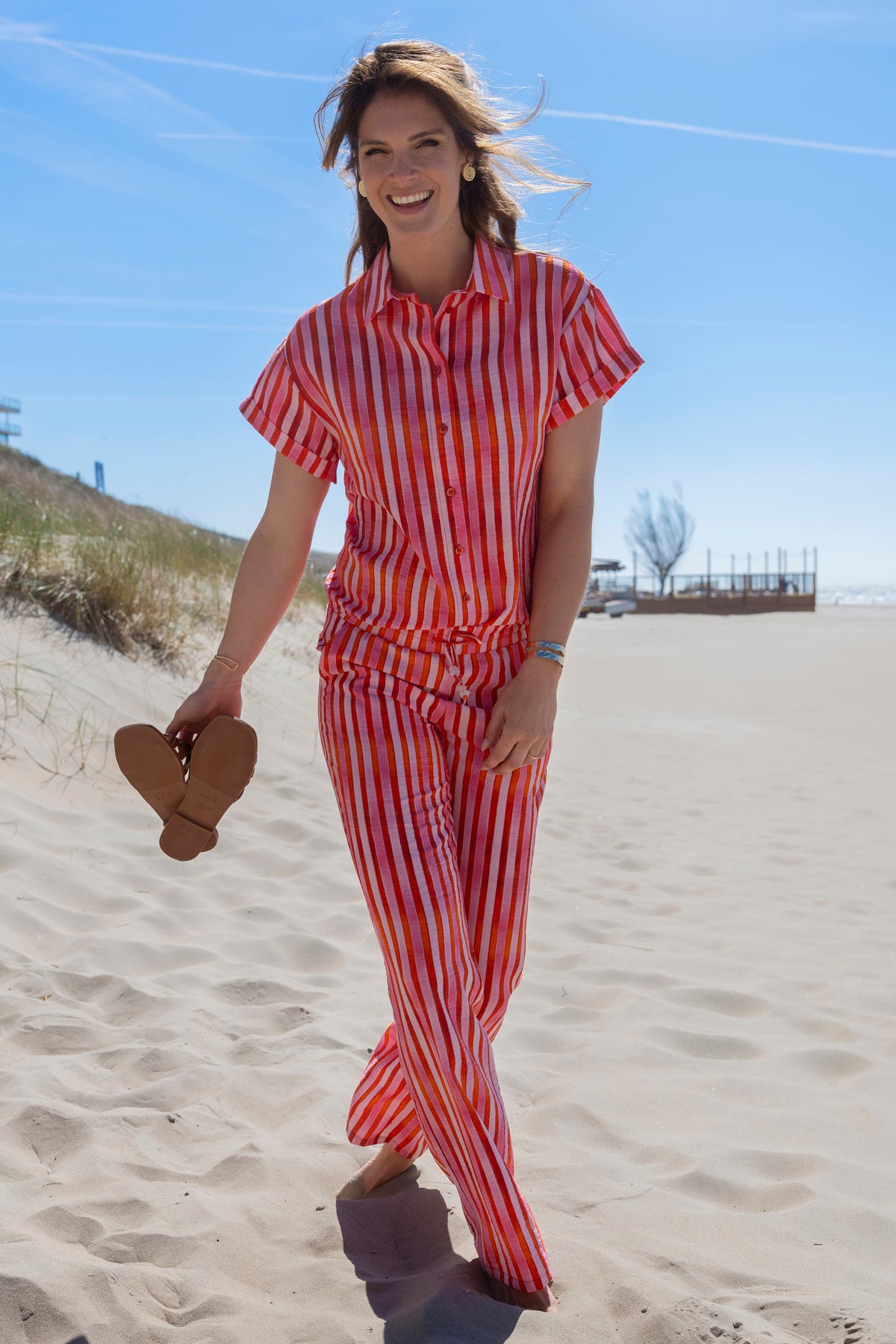 Blouse Roos Summer Stripes van Elvira Casuals met lichte blauwe en witte strepen, perfect voor zomerse dagen.
