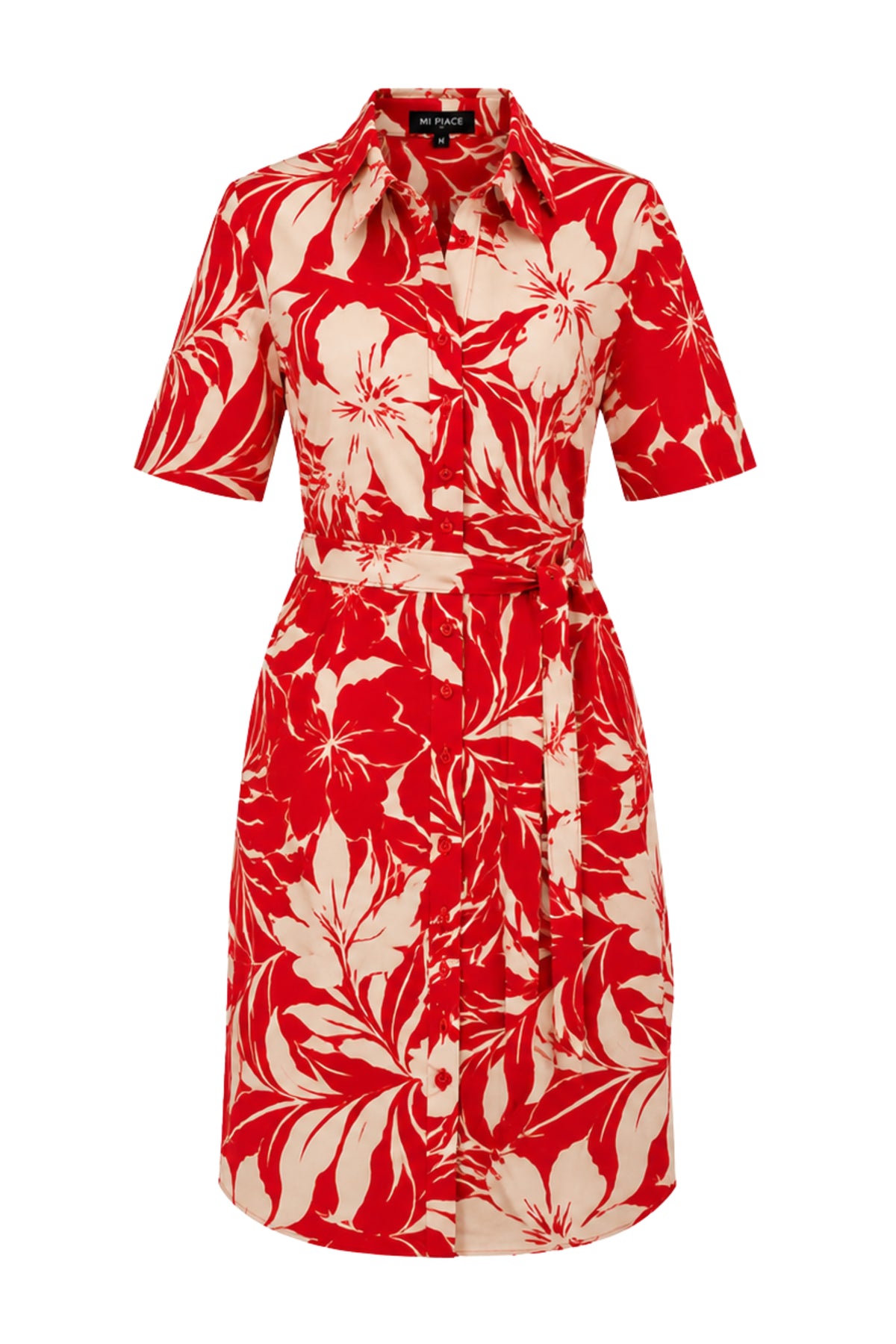 Mi Piace tropical travel jurk met hibiscus print in rood, lichte zomerjurk met bloemenmotief, perfect voor vakantie.