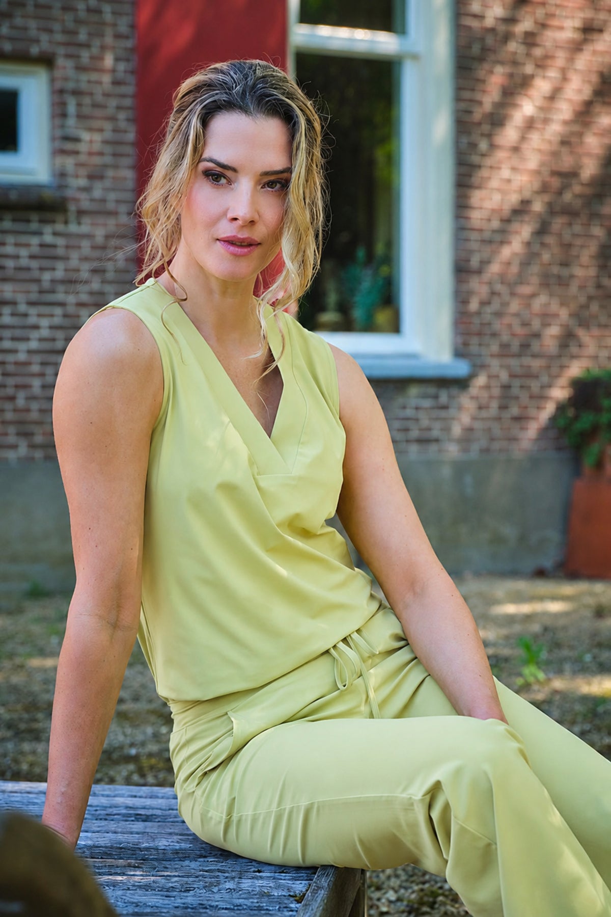Lichtblauwe Travel Top Sweet Pea van Mi Piace, casual top met bloemenprint, gedragen door model.