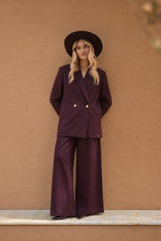 Nukus Bodine Cherry broek met rechte pasvorm en tailleband, getoond in een frisse rode kleur op een model.
