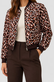 Reisjas Jossy Leopard van Maicazz & Zizo, lichtgewicht jas met luipaardprint, geschikt voor reizen en dagelijks gebruik.