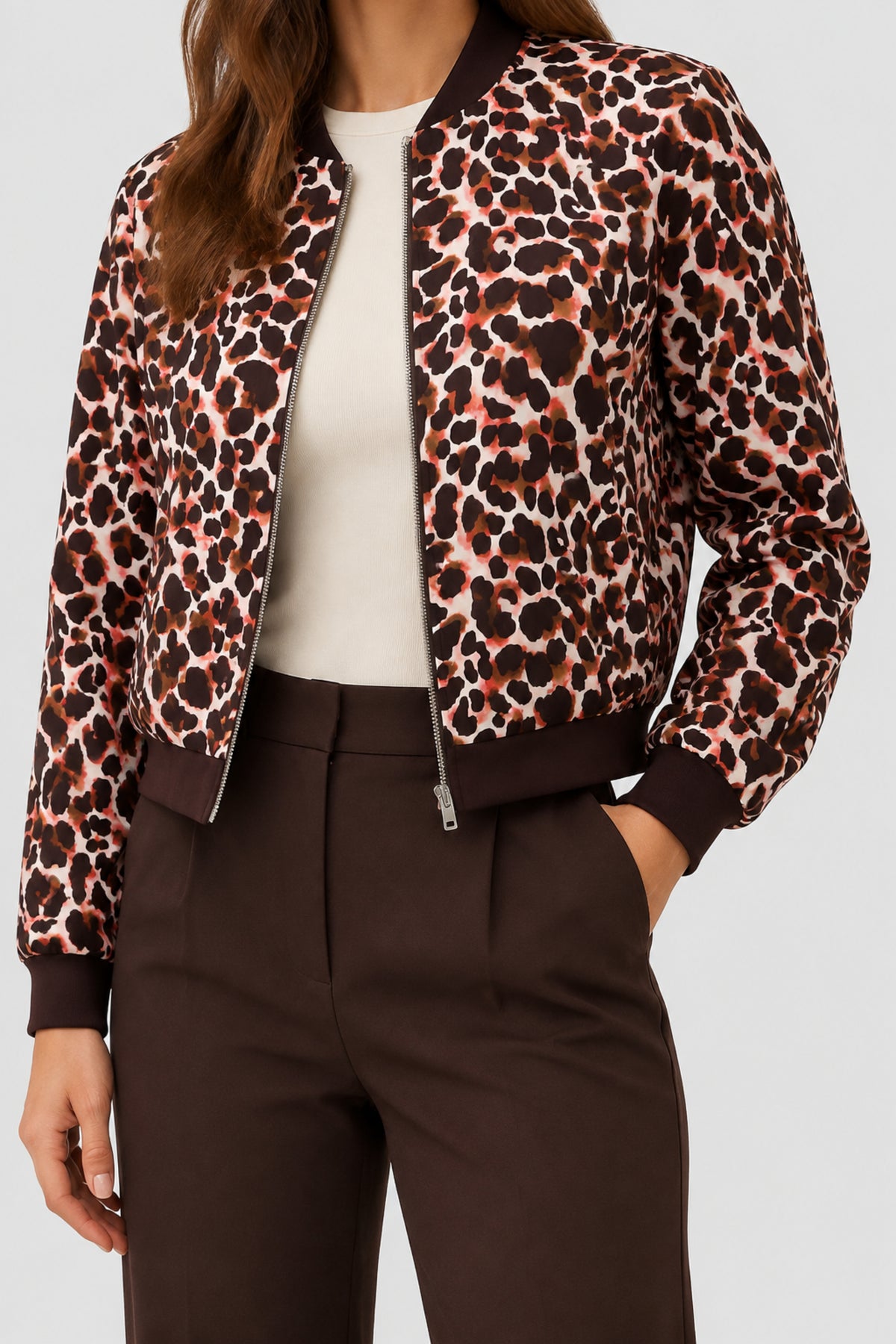 Reisjas Jossy Leopard van Maicazz & Zizo, lichtgewicht jas met luipaardprint, geschikt voor reizen en dagelijks gebruik.