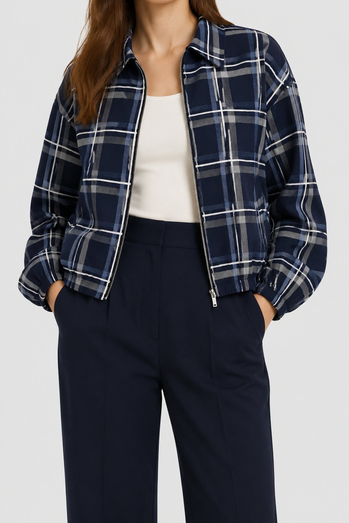 Reisjack Nara in blauw en ruitpatroon van Maicazz & Zizo, lichte en comfortabele outdoor jas voor reizen en buitenactiviteiten