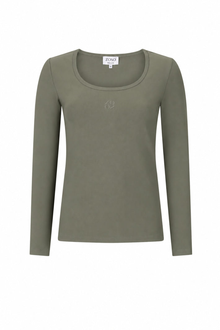 Groene Zoso Travel Top June 265, casual dames shirt met korte mouwen en ronde hals, gedragen door een model.
