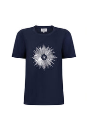 Zoso Travel T-Shirt Vivian Navy 265, donkerblauwe katoenen t-shirt met reislogo, gedragen door een persoon, casual stijl.