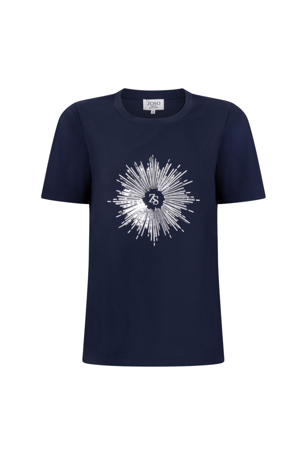 Zoso Travel T-Shirt Vivian Navy 265, donkerblauwe katoenen t-shirt met reislogo, gedragen door een persoon, casual stijl.