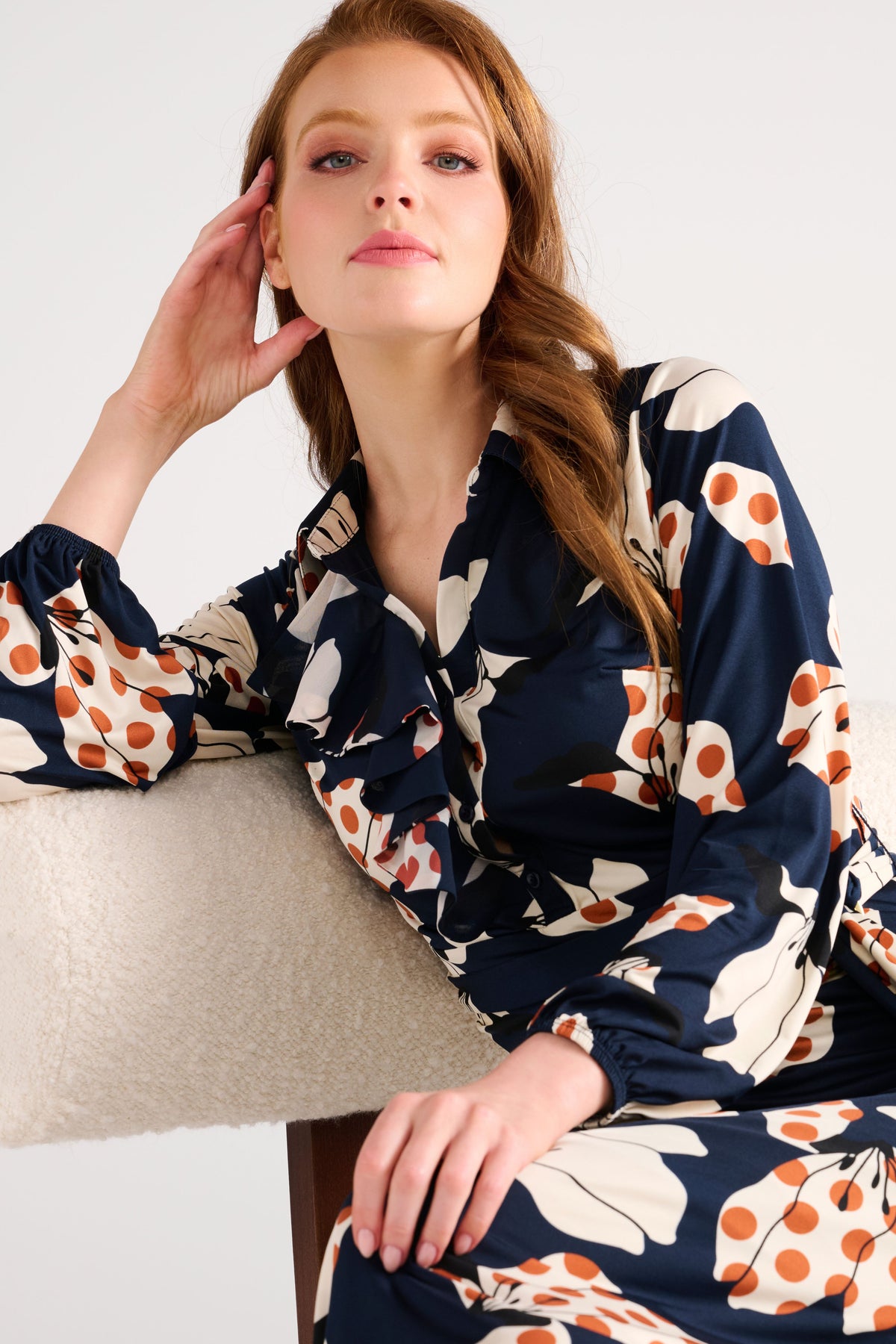 Zwarte maxi jurk met ruches en bloemenprint van K-design, vloeiend model en lange lengte.