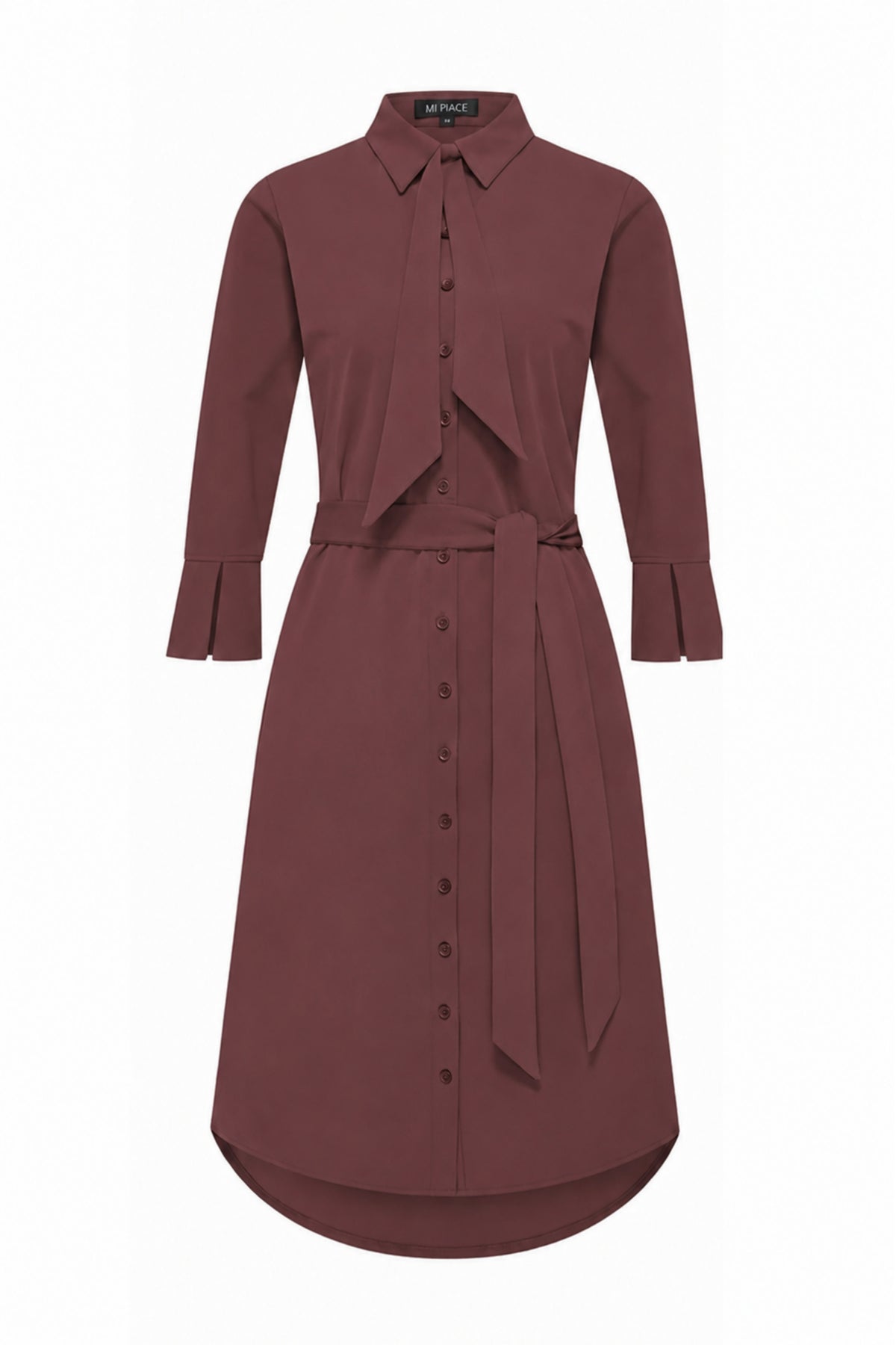 Elegante Travel Jurk Bow Mahogany van Mi Piace, met een stijlvolle boogdetail en rijke mahagoniekleur, hangend op een hanger.