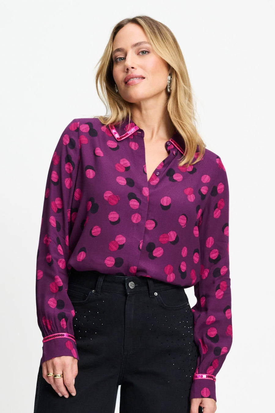 POM Amsterdam blouse Mila Disco Dots in paars met witte stippen, lange mouwen en ronde hals, comfortabele pasvorm.