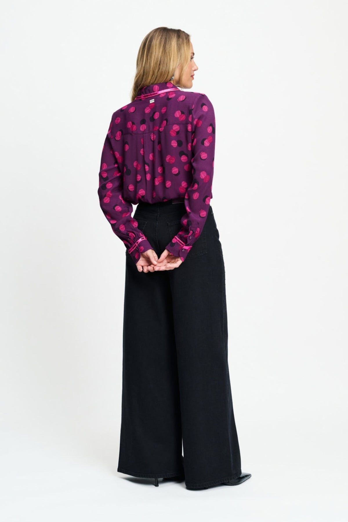 POM Amsterdam blouse Mila Disco Dots in paars met glanzende polkadots, lichtgewicht en stijlvolle voor dames.