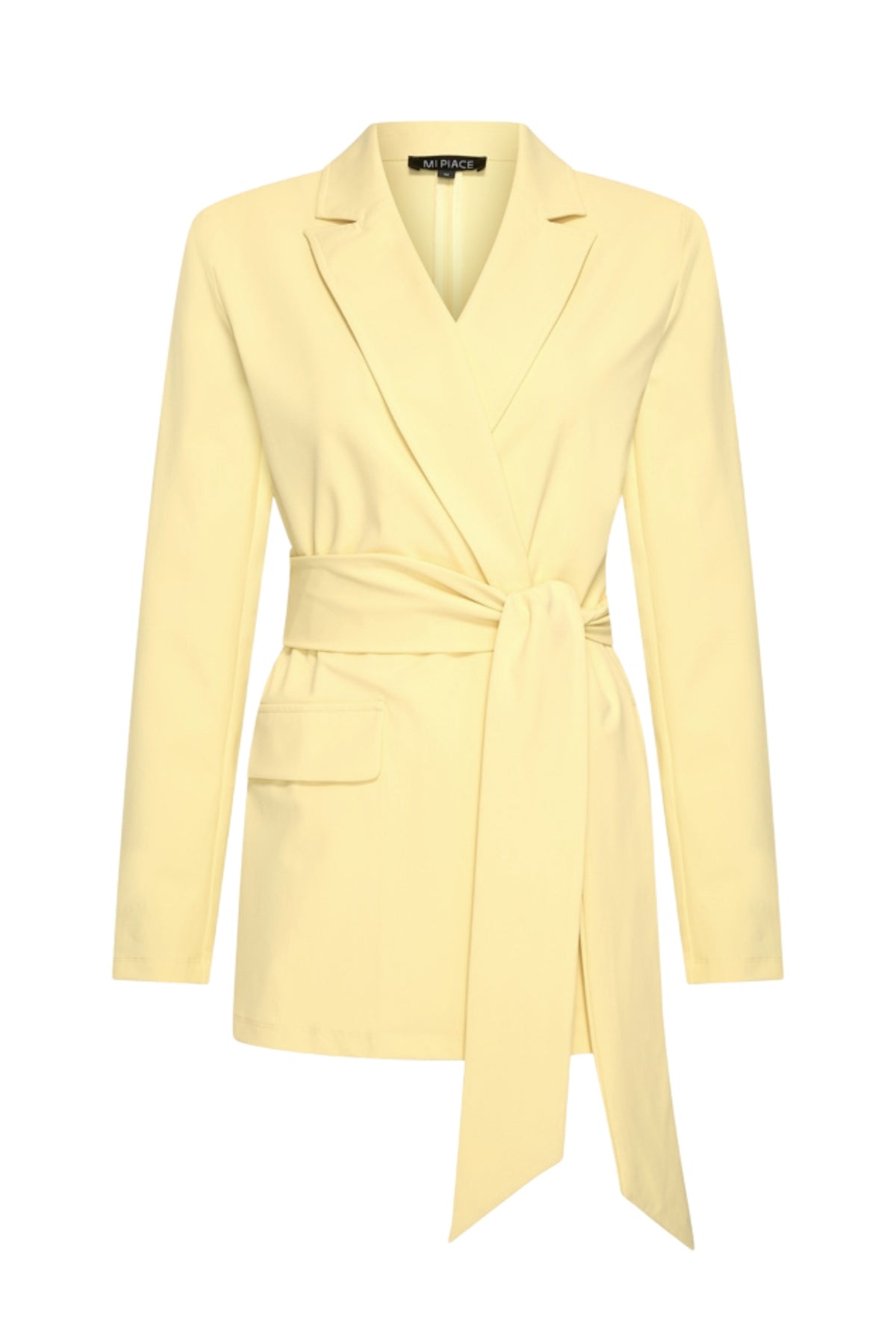 Lemongele reisblazer van Mi Piace met riem, getoond op een model, geschikt voor zakelijke en casual gelegenheden.