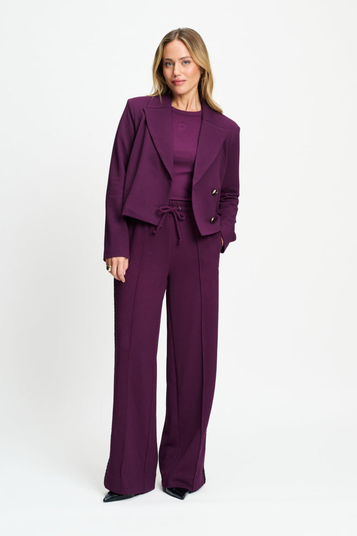 Donkere paarse blazer Cassie van POM Amsterdam, stijlvolle pasvorm en moderne uitstraling, gelegen op een witte achtergrond.