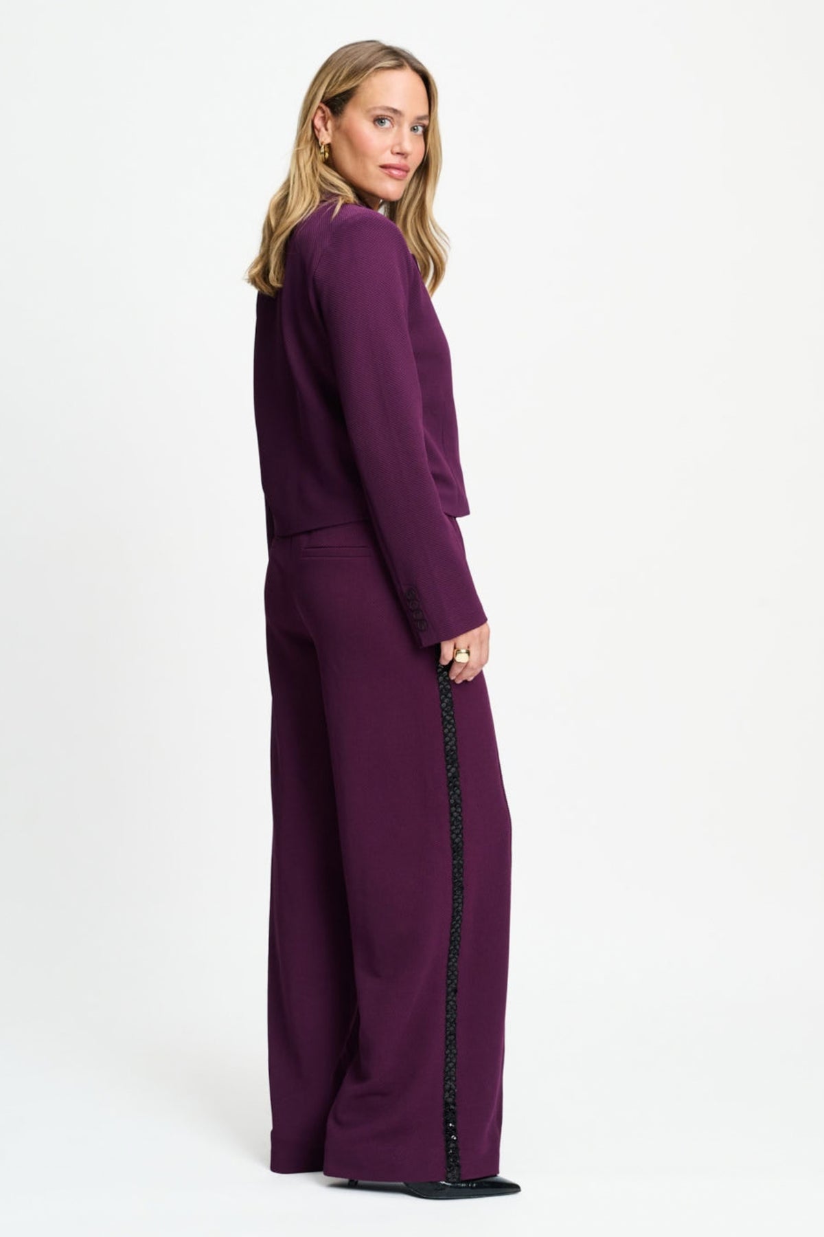 Leah Dark Plum paarse broek van POM Amsterdam, stijlvolle wijde broek met elastische taille en comfortabele pasvorm.