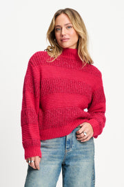 Donkerroze trui Kate Ultra Pink van POM Amsterdam, getextureerde stof en ronde hals, gedragen door een model.