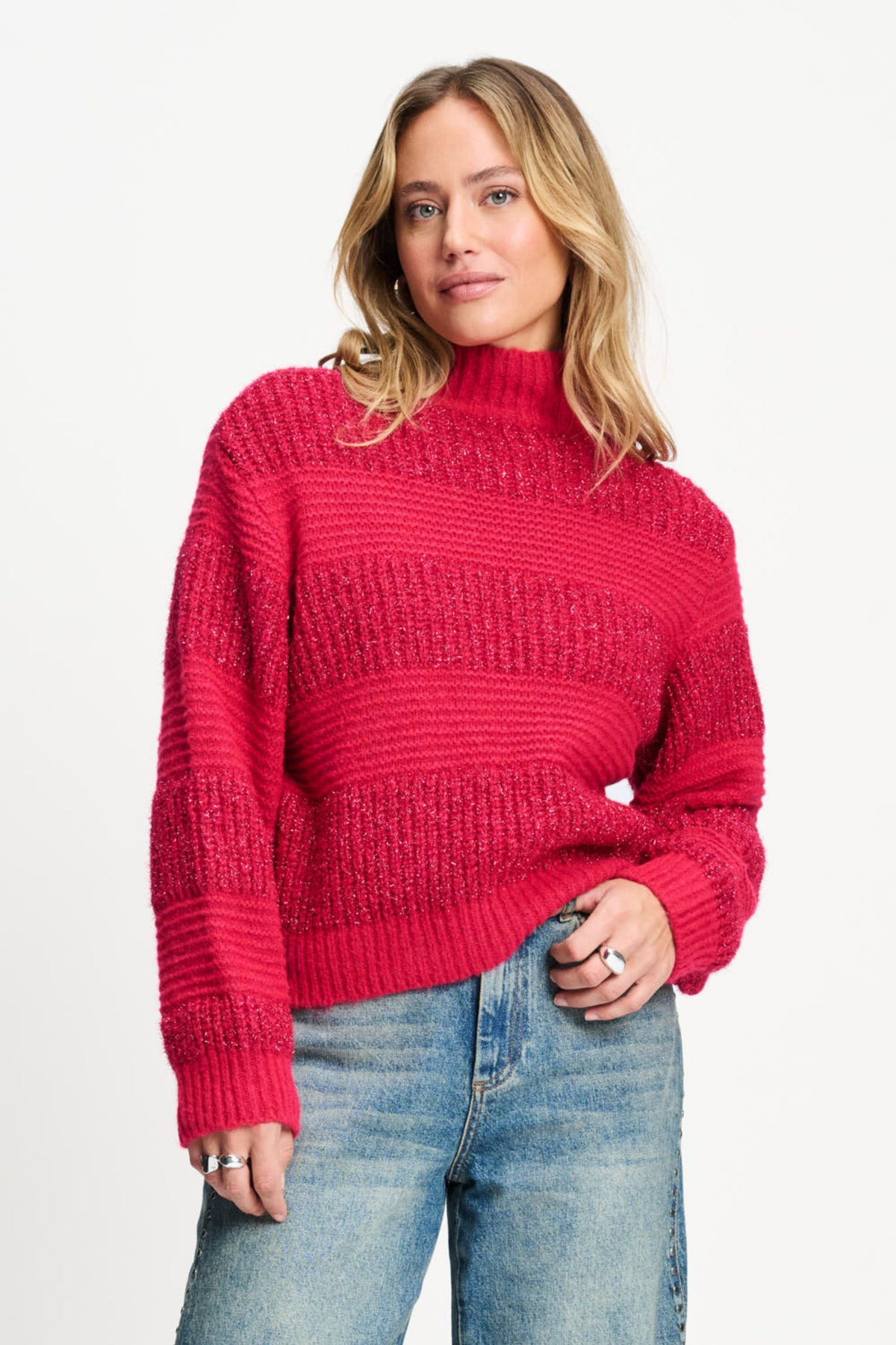 Donkerroze trui Kate Ultra Pink van POM Amsterdam, getextureerde stof en ronde hals, gedragen door een model.
