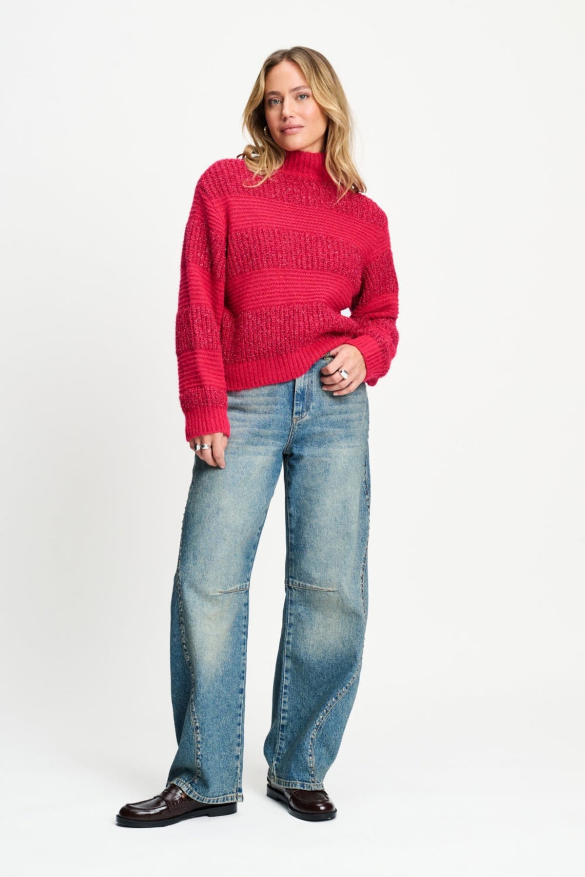 POM Amsterdam Kate Ultra Pink trui met lange mouwen en ronde hals, zachte roze kleur en gebreide textuur.