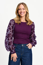 POM Amsterdam Top Britt in donker pruimpaars, modieuze damesblouse met lange mouwen en ronde hals, gedragen door een model