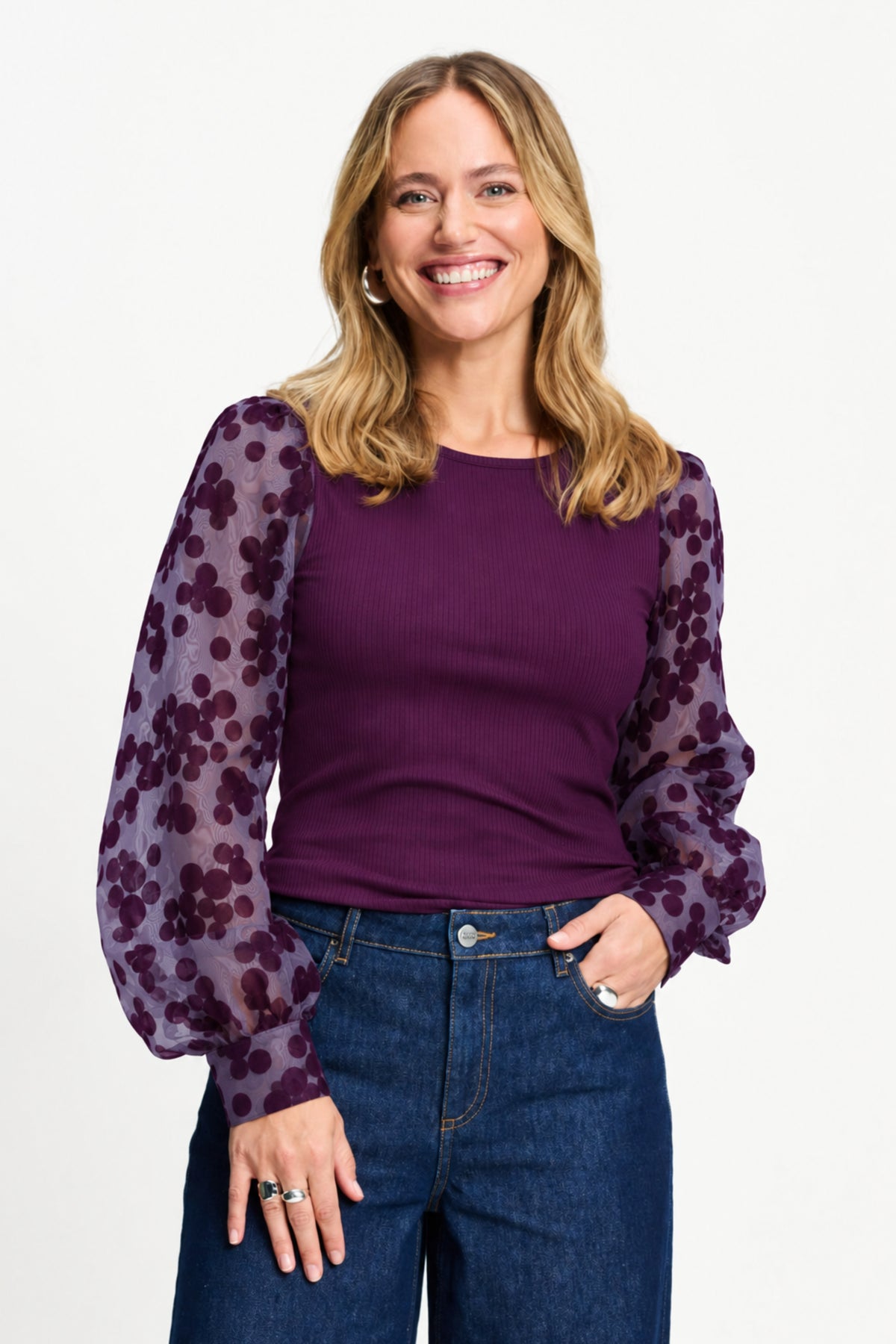 POM Amsterdam Top Britt in donker pruimpaars, modieuze damesblouse met lange mouwen en ronde hals, gedragen door een model