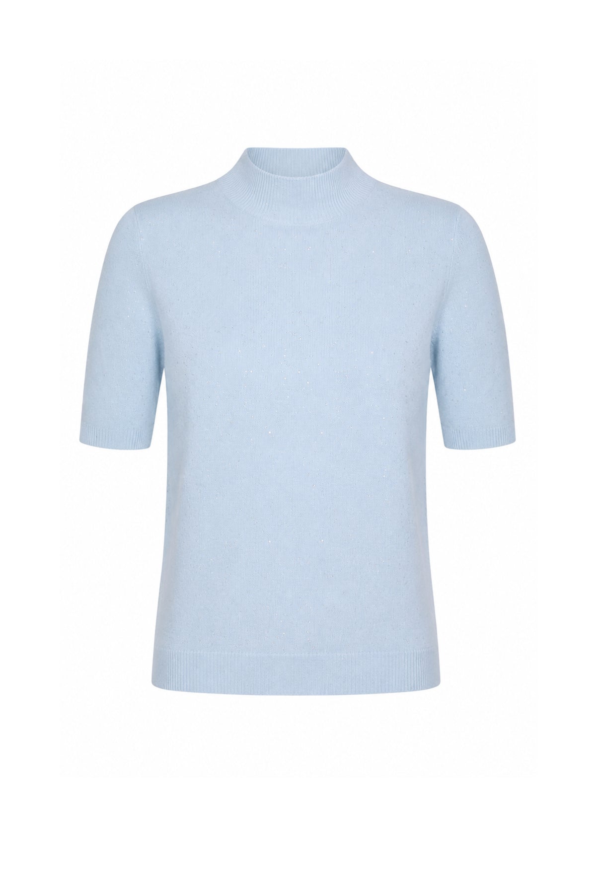 Linnen trui Linsy Sky van Nukus, zachte blauwe kleur, comfortabele pasvorm, gedragen door een model, close-up van de stof en details