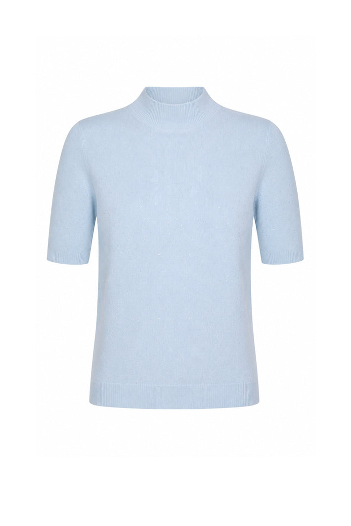 Linnen trui Linsy Sky van Nukus, zachte blauwe kleur, comfortabele pasvorm, gedragen door een model, close-up van de stof en details